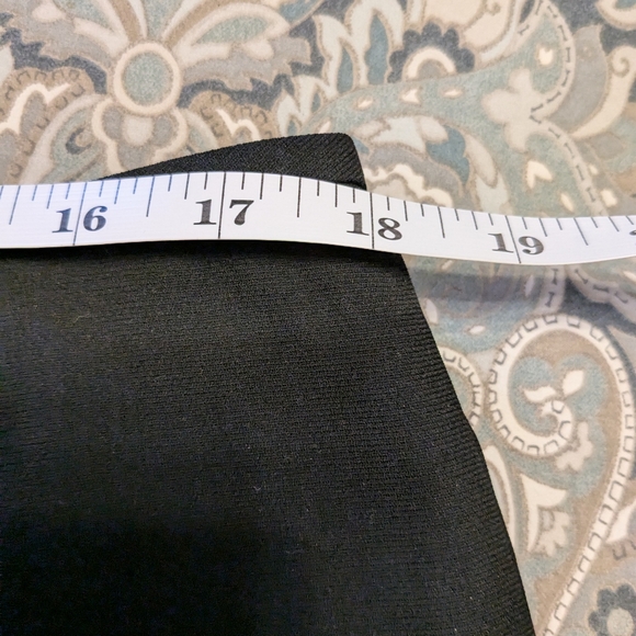 Evan Picone suit black and beige lined, vented sleeves - Picture 11 of 11